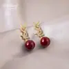 Brincos Pendentes de Pérola com Letras Microcravejadas Estilo Socialite Elegante e Fashionável Presilhas de Orelha Tipo Espiral para Mosquitos Acessórios de Brinco Elegantes de Alta Qualidade para Mulheres