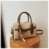 Bolso tipo Boston de diseño de nicho popular transfronterizo para mujer, estilo de viajero, nuevo bolso de hombro cruzado esmerilado otoño e invierno 2026