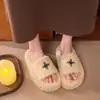 Zapatillas de Felpa Cálidas de Talla Pequeña con Flor Cruzada para Aumentar la Altura para Mujeres 2026 Otoño/Invierno Nuevas Zapatillas de Algodón para Exteriores con una Correa Más Terciopelo