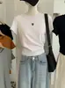 Camiseta Bordada de Manga Corta Kekezoon con Tres Rayas Verticales, Top Versátil de Cuello Redondo Ajustado al Cuerpo Venta al por Mayor 7873