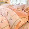 Juego de ropa de cama de terciopelo de leche engrosado de grado A para otoño e invierno, que incluye una funda de edredón de forro polar de coral y un juego de tres piezas de franela para estudiantes