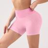 Conjunto de ioga sem costura de três peças com top frente única com decote halter e costas abertas, shorts fitness modeladores de bumbum e shorts esportivos femininos.