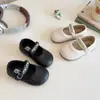 Zapatos de piel para niña estilo coreano 2026 nuevo modelo de verano, zapatos versátiles de suela blanda para niñas pequeñas, elegantes y versátiles