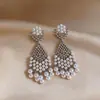 Pendientes de Perla con Zirconia en Forma de Rombo Aguja de Plata, Estilo Grandioso Europeo y Americano, Pendientes de Botón Exagerados con un Diseño Único, Pendientes de Nicho para Mujer con un Toque de Lujo