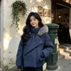 2026 Invierno Nuevo Estilo Chaqueta Corta de Algodón con Capucha y Cuello Grande de Piel para Mujer Tallas Grandes Holgada Engrosada Cálida Chaqueta Acolchada Abrigo