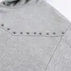Sudadera chaqueta cárdigan con capucha y elegante decoración de remaches, ajuste holgado personalizado, sudadera de moda urbana para hombre de otoño e invierno