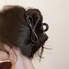 Grampo de Cabelo Grande de Couro Versátil Vintage Presilha para Cabelo de Disco na Parte de Trás Elegante para Mulheres Design de Nicho Clipe de Tubarão