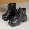 Outono/Inverno 2026 Moda Casual para Comércio Exterior Botas de Cano Curto com Cadarço de Solado Grosso Aumentadoras de Altura Versáteis para Pessoas Baixas Botas Elásticas Transfronteiriças