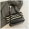 2025 Nueva Bolsa Tote de Paja a Rayas Blancas y Negras para Vacaciones, Bolso para Mujer de Gran Capacidad, Bolso de Playa Tejido de Mano para el Hombro
