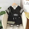 Conjunto de Roupas de Verão para Bebê Novo Estiloso Roupa Infantil 2026 Bolsa Transversal de Verão para Meninos Conjunto de Duas Peças de Manga Curta Tendência Atacado