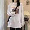 Camiseta Feminina Manga Longa Gola Redonda Costas Estampa de Letras de Seda de Leite Nicho Outono Inverno Solta Emagrecedora Versátil Camada Base