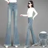 Foto real de calça jeans boca de sino plus size feminina, estilo outono e inverno, cintura alta elástica, jeans que emagrece e modela o corpo