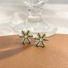 Pendientes de botón de plata S925 simples y pequeños con personalidad, seis pétalos, totalmente pavimentados con diamantes, pendientes de diseño avanzado de temperamento femenino, nicho, venta al por mayor