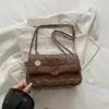 Outono 2026 Bolsa Quadrada Pequena com Corrente Estilosa Design Nicho Retrô Bolsa de Ombro Único Fashionável Tendência Casual Bolsa de Axila