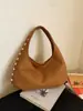 Bolsa de Braço com Rebite Cruzado 2026 Novo Estilo Estilo Garota Popular Versátil Retrô Bolsa de Ombro Único em PU Bolsa de Mão Bolsa da Moda Mulheres