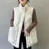 Chaleco de Algodón con Relleno de Plumón de Longitud Media para Mujer Otoño Invierno Cuello Alto Parche Pequeño con Logo Bolsillos Grandes Holgado Sin Mangas Chaleco Cálido
