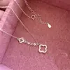 Colar Brilhante de Trevo de Quatro Folhas Duplo Vazado com Diamantes para Mulheres, Corrente de Clavícula Exquisita Minimalista de Alto Padrão Estilo Ins Design de Nicho de Luxo Leve