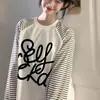 Camiseta Casual Feminina de Manga Longa com Estampa de Letras e Listras Coloridas Contrastantes, Design Solto Versátil, Gola Redonda