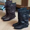 O novo modelo de outono da mollykiki apresenta um aumento de 6 cm na altura, fivela de cinto, bico fino e botas femininas estilo motociclista com pregas na altura da panturrilha.