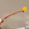 Um grampo de cabelo estiloso e versátil para mulheres, apresentando um design de bico de pato que não pressiona a parte de trás da cabeça, perfeito para criar penteados elegantes no outono e inverno.
