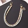 Charme de Pulseira de Couro com Pérolas de Cinco Elos Estilo Chanel Pingente para Capa de Celular Acessório de Corrente de Mão