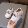 Sapatos infantis de couro sapatos brilhantes de princesa primavera e outono novo estilo laço para meninas sapatos de bebê sola macia sapatos de couro para bebês e crianças pequenas