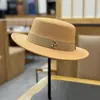 Novo Chapéu de Lã com Topo Plano Decorado com Letras para Mulheres, Estilo Britânico, Versátil da Moda, Versão Coreana, Chapéu Masculino Tendência