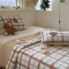 2026 Nuevo Estilo Ins Clase A Grado Madre e Hijo Forro Polar Leche Acolchado Toalla Bordado Colcha Juego de Tres Piezas Hogar Colcha de Invierno