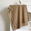 Nuevo chal de jacquard estilo chino con patrón de mil caracteres, que irradia un ambiente cálido, retro y lujoso, perfecto para atuendos de otoño e invierno, brindando calidez y realzando tu elegancia