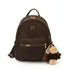Mochila pequena de luxo leve com estampa vintage, logo quadrado de metal e múltiplos bolsos, adequada para compras diárias e fácil de carregar.