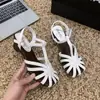 Sandálias Femininas Retrô com Salto Bloco e Trama Vazada na Ponta 2026 Verão Novo Sapatos Gaiola de Porco Sandálias Romanas de Salto Médio com Bico Quadrado
