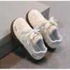 Zapatillas de entrenamiento alemanas para niñas, zapatillas para niños, de suela blanda, antideslizantes, versátiles, para uso casual, zapatillas blancas para el campus de otoño 2026, zapatillas deportivas