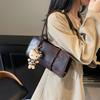 Bolso de invierno nuevo, bolso de hombro para mujer, versión coreana, pequeño bolso cuadrado para mujer, bolso de moda para debajo del brazo.
