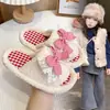 Chinelos infantis estilo coreano, com estampa de laço para meninas doces, coleção outono/inverno 2026 para meninas, chinelos fofos de uma tira para casa