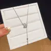 ¡Isla Azul Claro del Mar! Collar con colgante de flor de zircón azul cuadrado, cadena para la clavícula de nicho de lujo ligero, collar de alta gama para mujer