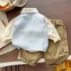 Nuevo Conjunto de Tres Piezas de Suéter Otoño 2026 para Niños, Conjunto Versátil Casual Lindo de Chaleco Tejido y Pantalones Cargo para Primavera y Otoño