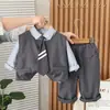 Roupas para Meninos Roupa de Primavera para Bebê 2025 Nova Roupa para Bebês e Crianças Estilo Primavera e Outono Conjunto Tendência de Três Peças com Colete