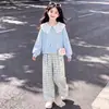 Conjunto de Dos Piezas Versátil Estilo Coreano para Niñas Primavera y Otoño 2026: Sudadera de Manga Larga con Diseño de Bloques de Color y Pantalones Casuales de Cuadros