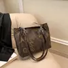 Bolsa Tote Grande Capacidade Feminina 2024 Nova Nicho High-end Bolsa de Mão Fashionável Versátil Estampada Bolsa de Ombro Transversal