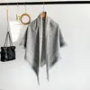 Chal de cachemira versátil, simple y elegante, bufanda triangular grande de estilo retro francés para otoño e invierno para mujer, bufanda y chal cálidos para el cuello al por mayor