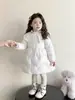 Nuevo Abrigo Cálido Dulce y Elegante para Bebé Niña Invierno 2026, Cuello Solapa Estilo Coreano, Chaqueta de Algodón de Longitud Media a la Moda