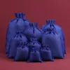 Bolsa de regalo navideña con cordón para guardar joyas, ideal para eventos transfronterizos.