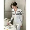 Elegante camisa base de punto a rayas con bloques de color y cuello polo de manga larga para mujer, corte ajustado, estilo Miu, adecuada para otoño e invierno