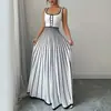 Vestido longo de listras verticais com gola quadrada, cintura marcada e saia fluida, estilo europeu e americano da Amazon, perfeito para um look chique e versátil, adequado para o trabalho ou férias.