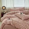 Conjunto de quatro peças Classe A de roupa de cama listrada de linho original estilo ins, lençol de cama e capa de edredom 100% algodão, conjunto de três peças para dormitório estudantil com lençol com elástico