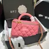 Bolso tipo caja de piel de oveja con etiqueta dorada clásica, bolso versátil y de moda para hombro/cruzado, bolso de mano para mujeres maduras