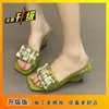Sandalias de una tira con pedrería para mujer 2026 Nueva moda al aire libre Medias chanclas Zapatos de playa de moda para combinar con vestidos
