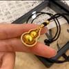 Loja de Ouro Mesmo Estilo Colar Pingente de Cabacinha Banhado a Ouro Cravejado de Diamantes para Mulheres, Design de Nicho, Cabacinha de Ouro Tridimensional 3D, Estilo Chinês
