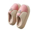 Chinelos femininos de algodão impermeáveis e antiderrapantes, novo estilo outono/inverno 2026, com sola grossa, forrados com fleece, quentinhos, para uso interno, também disponíveis para homens