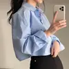 Camisa Feminina de Design Nicho Estilo Coreano Francês 2025 com Detalhes Sutis, Fenda nas Costas, Caimento Solto, Gola Reversível, Manga Curta Longa